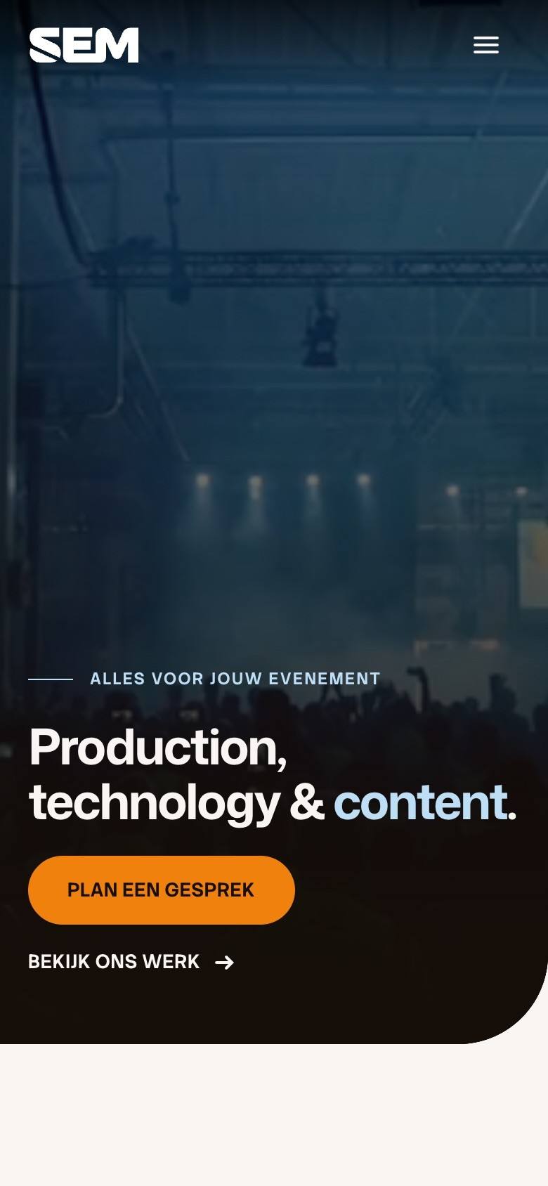 Homepage van SEM Productions op een telefoon